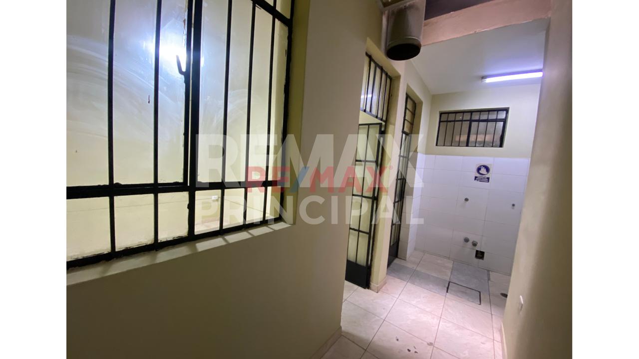 Local Comercial En Alquiler En Plena Av. Universitaria — foto 8