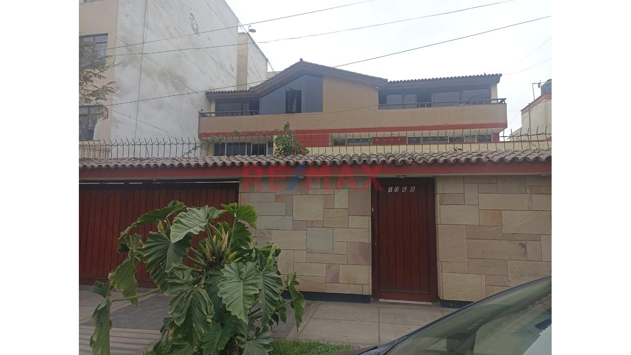 Casa En San Isidro Límite Con San Borja De 600 M² De Terreno – 5 Dormitorios, Jardines Amplios Y Enorme Potencial