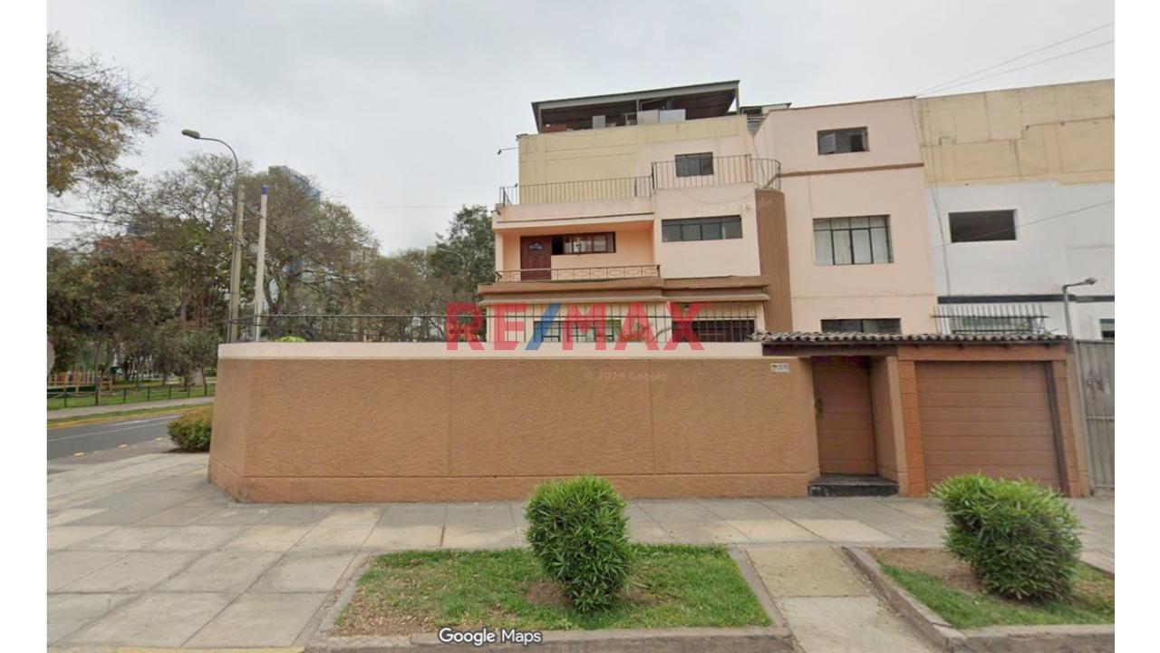 Venta De Casa De 3 Pisos Con Cochera De 174M2 En Lince