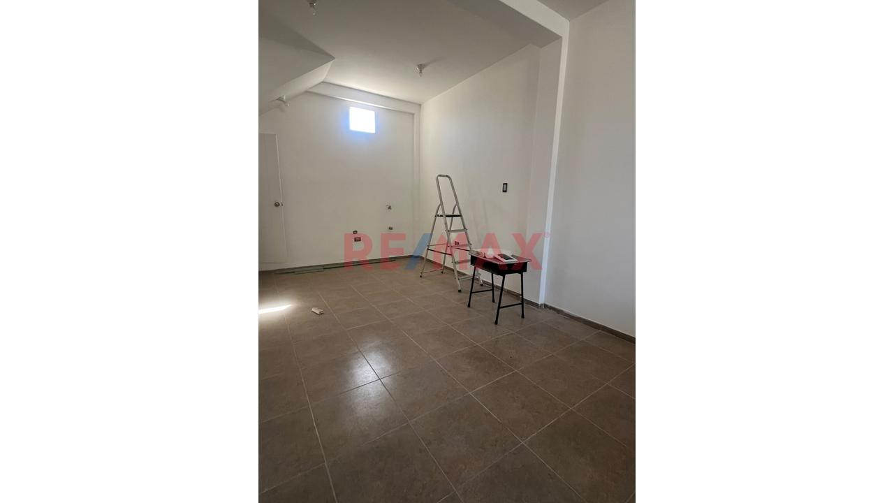 Se Buscas Posicionar Tu Marca En Un Lugar De Mucha Afluencia Peatonal Y Vehicular , Esta Oficina (Local Comercial) En El 2Do Y 3Er Piso, Frente A Tottus Del Mall Porongoche Es Lo Que Tu Empresa Necesi — foto 2