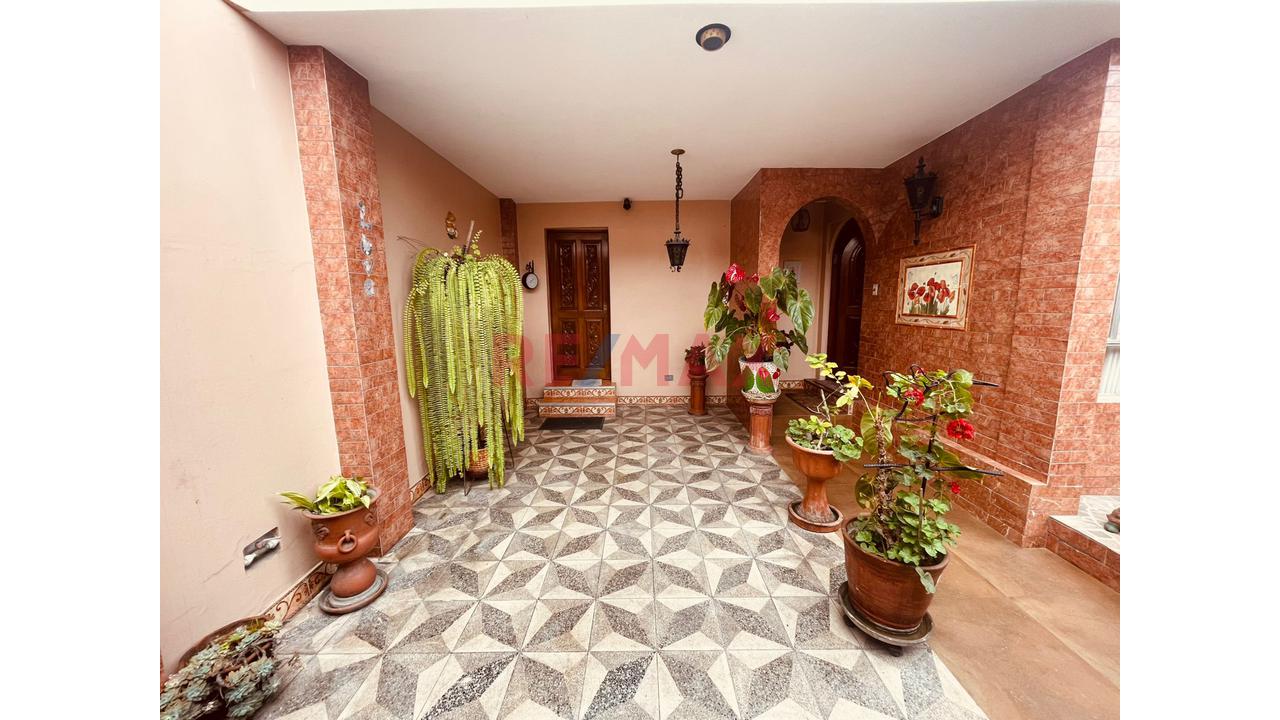 Amplia Casa De Tres Pisos  En San Miguel - 3