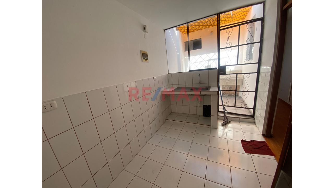 Vendo Casa Como Terreno En San Isidro - Los Petirojos - 7