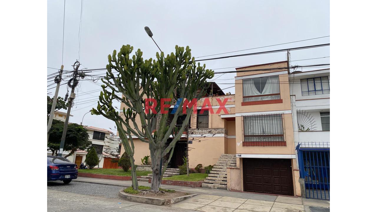Vendo Casa Como Terreno En San Isidro - Los Petirojos - 8