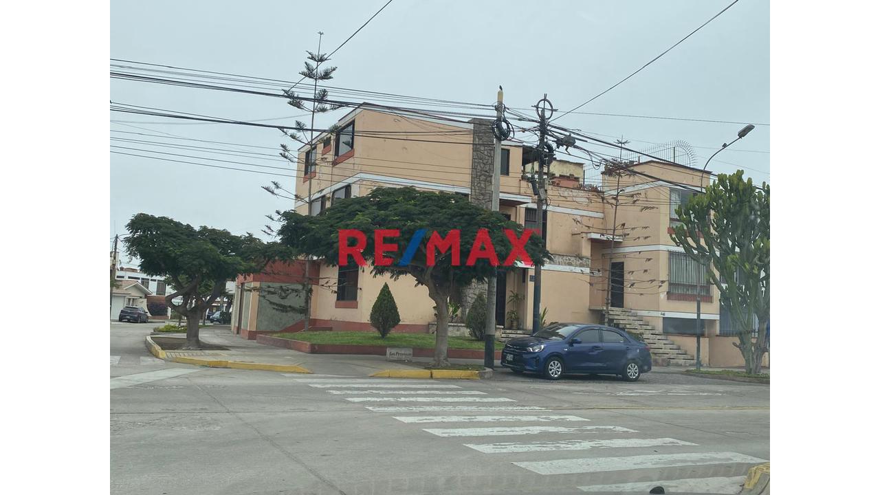 Vendo Casa Como Terreno En San Isidro - Los Petirojos - 1