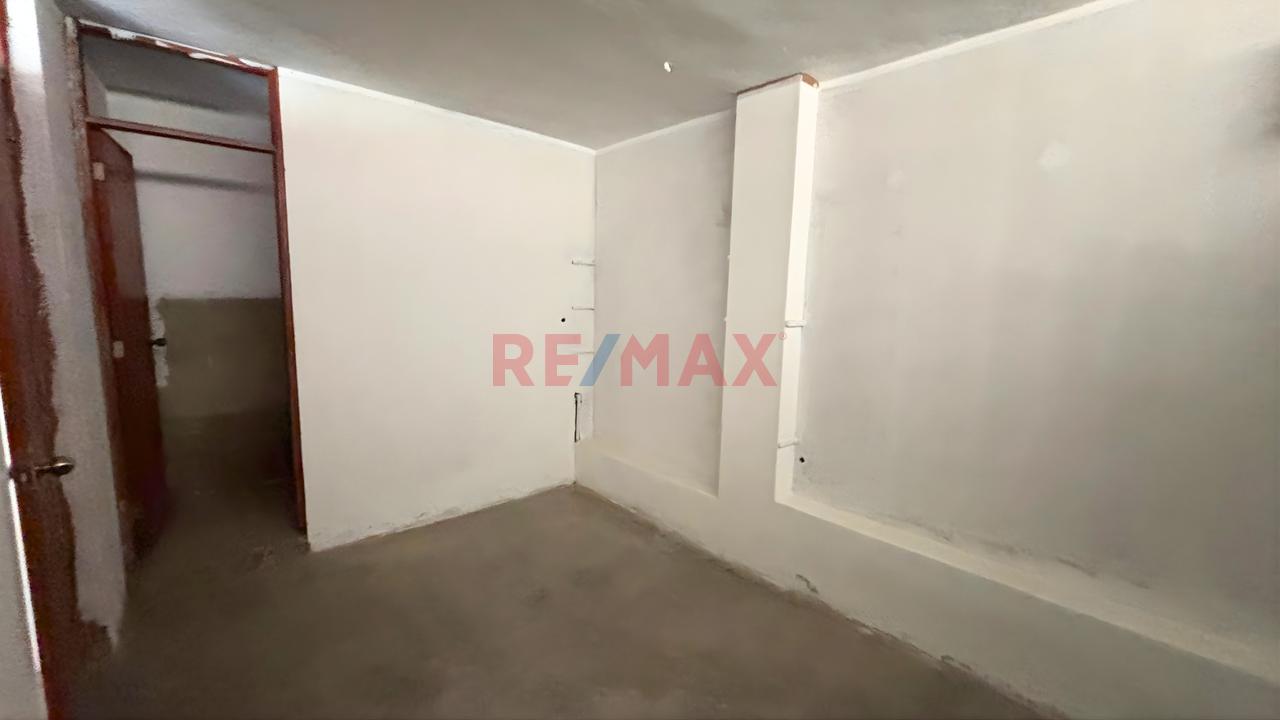 En Ate ¡Gran Oportunidad! Casa De 2 Pisos Con Potencial! (Cooperativa Ramiro Prialé) — foto 4