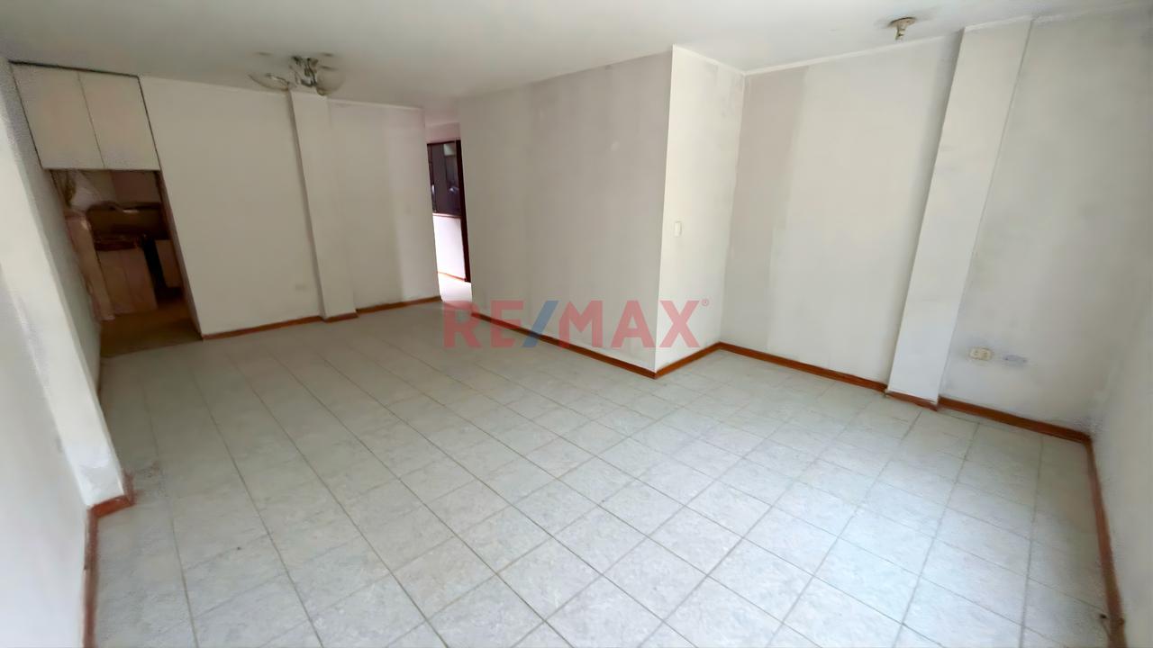 En Ate ¡Gran Oportunidad! Casa De 2 Pisos Con Potencial! (Cooperativa Ramiro Prialé) — foto 6