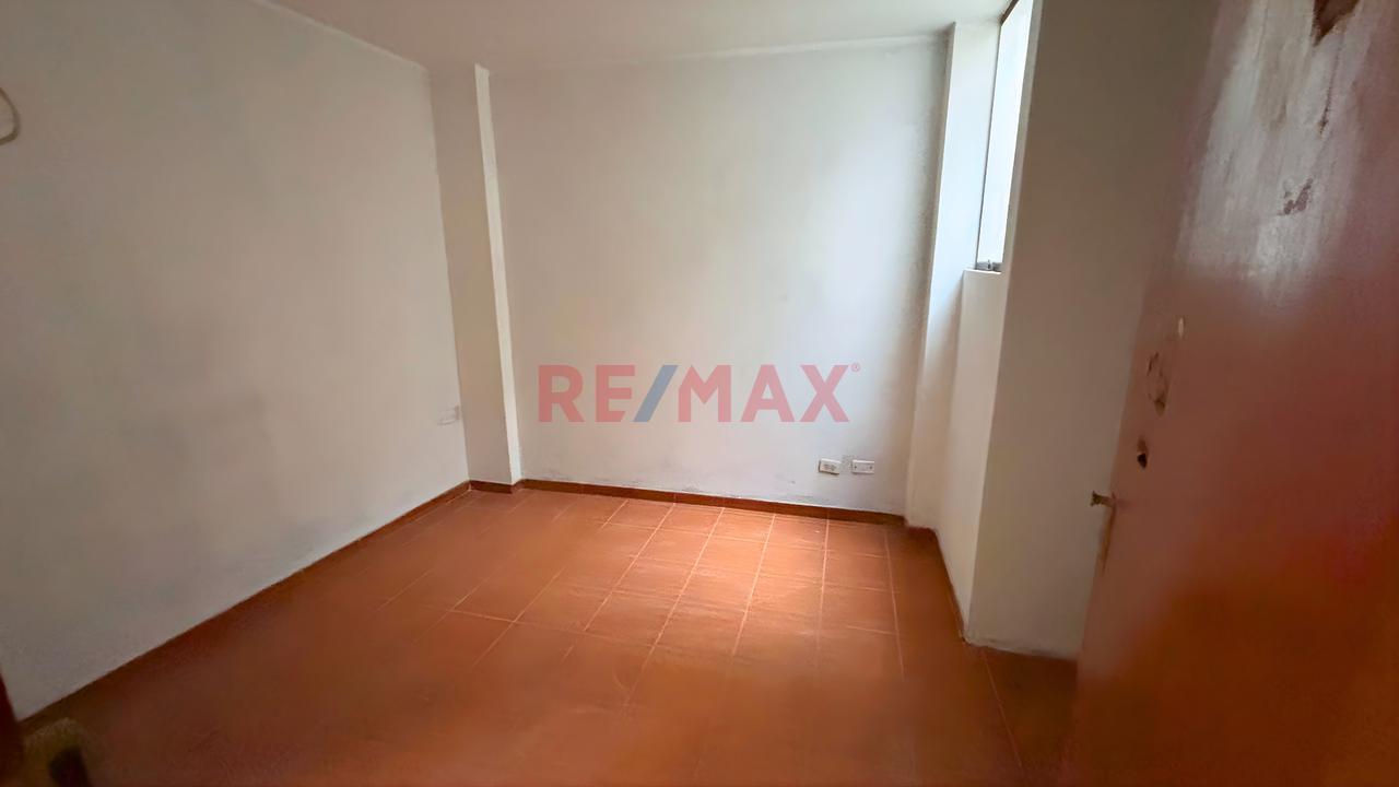 En Ate ¡Gran Oportunidad! Casa De 2 Pisos Con Potencial! (Cooperativa Ramiro Prialé) — foto 9