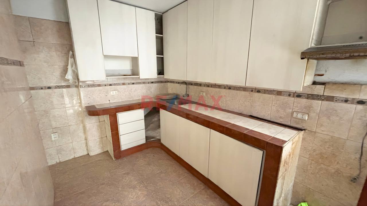 En Ate ¡Gran Oportunidad! Casa De 2 Pisos Con Potencial! (Cooperativa Ramiro Prialé) — foto 5