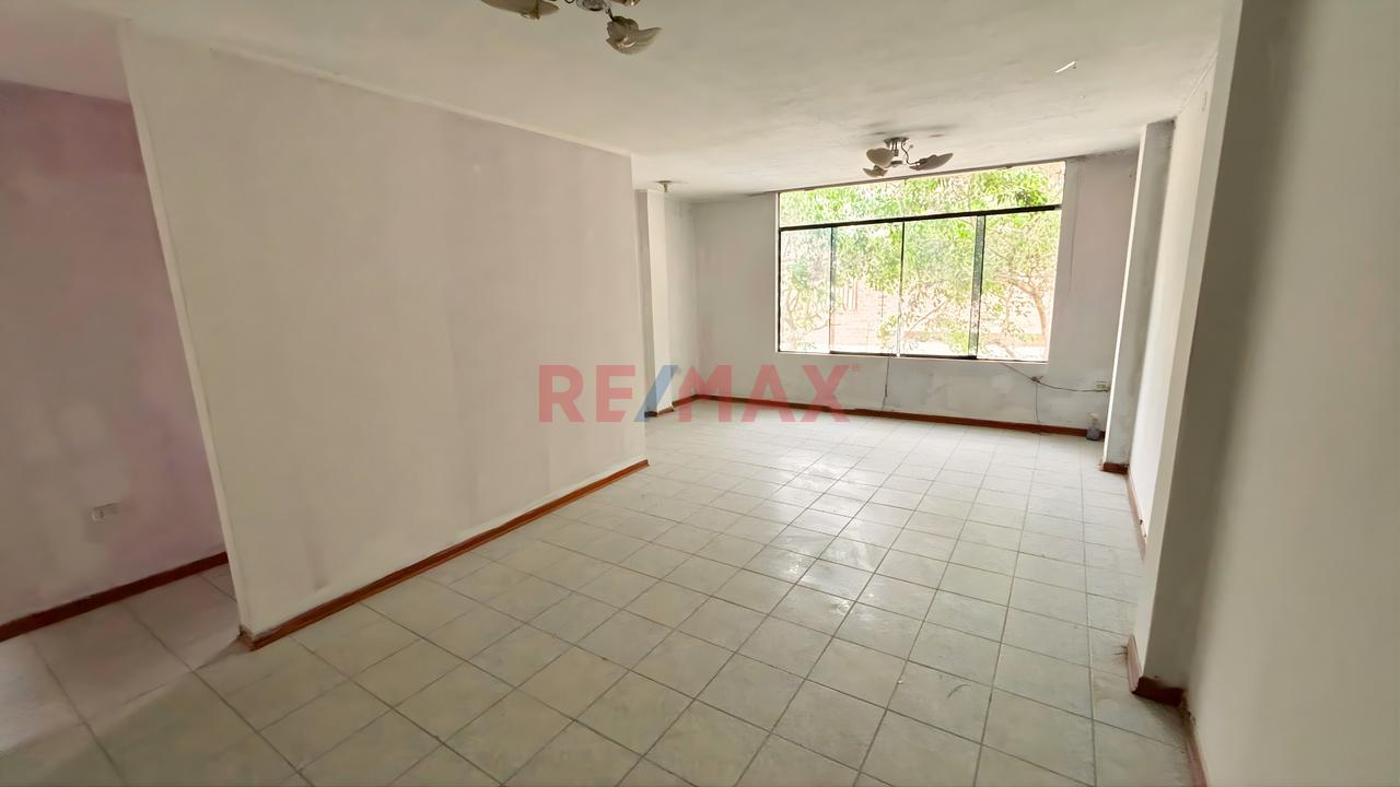 En Ate ¡Gran Oportunidad! Casa De 2 Pisos Con Potencial! (Cooperativa Ramiro Prialé) — foto 8