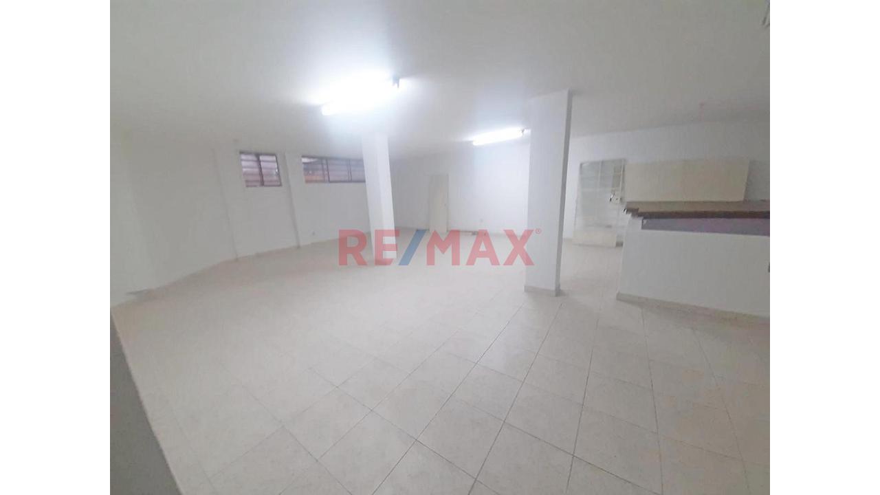 En Venta Local Comercial De 2 Pisos, 183 M2.   Excelente Ubicación, Chacra Colorada, Breña. - 4