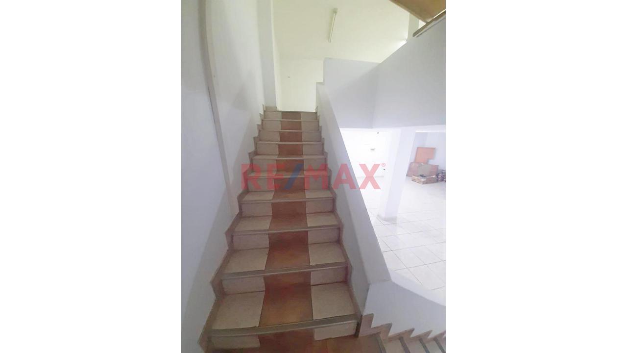 En Venta Local Comercial De 2 Pisos, 183 M2.   Excelente Ubicación, Chacra Colorada, Breña. - 2