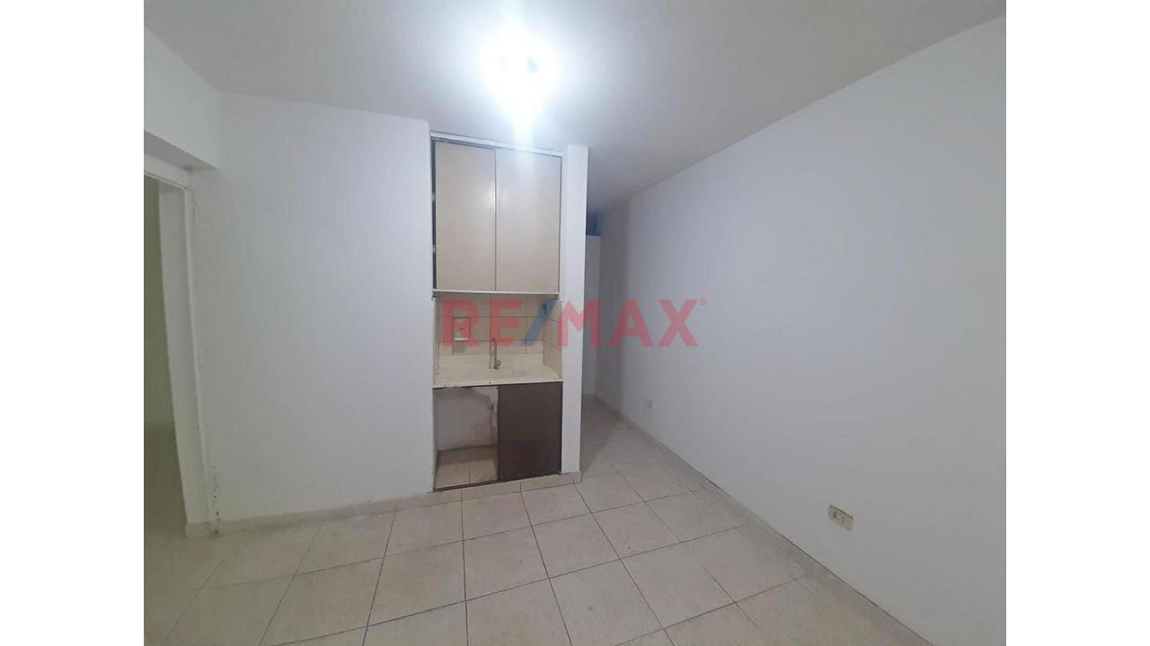 En Venta Local Comercial De 2 Pisos, 183 M2.   Excelente Ubicación, Chacra Colorada, Breña. - 3