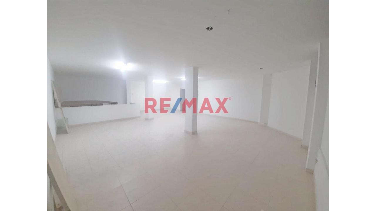 En Venta Local Comercial De 2 Pisos, 183 M2.   Excelente Ubicación, Chacra Colorada, Breña. - 1