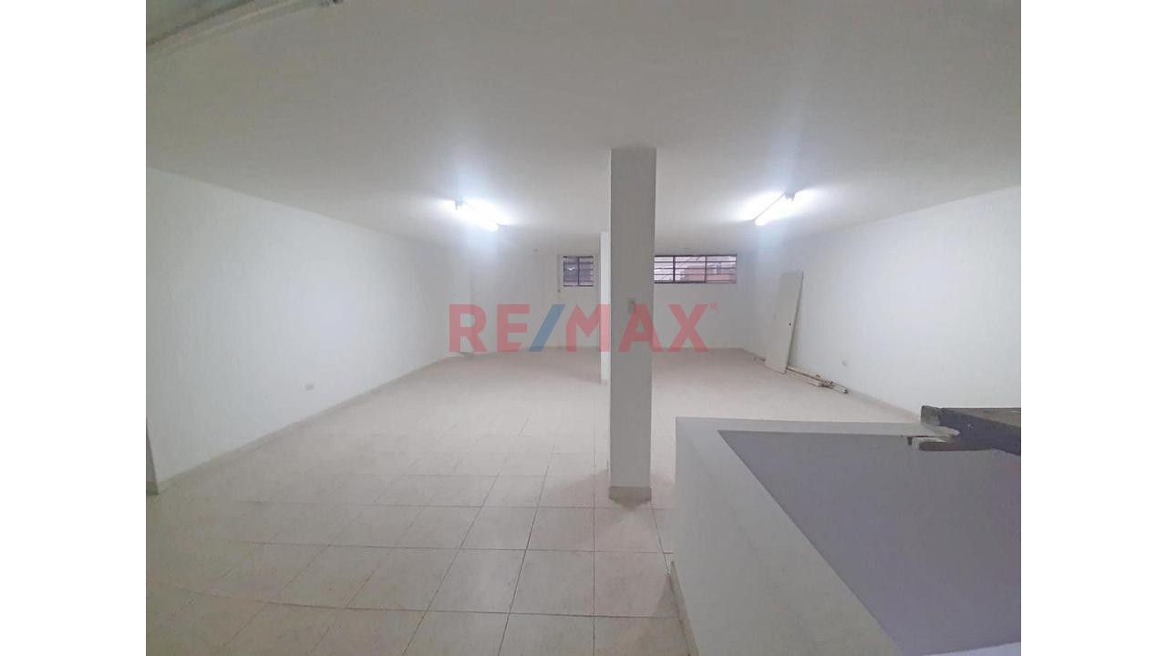 En Venta Local Comercial De 2 Pisos, 183 M2.   Excelente Ubicación, Chacra Colorada, Breña. - 5
