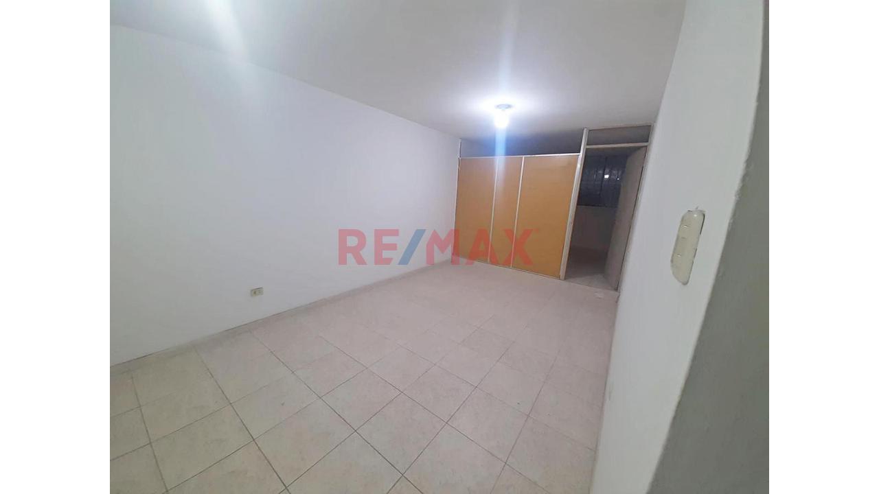 En Venta Local Comercial De 2 Pisos, 183 M2.   Excelente Ubicación, Chacra Colorada, Breña. - 9