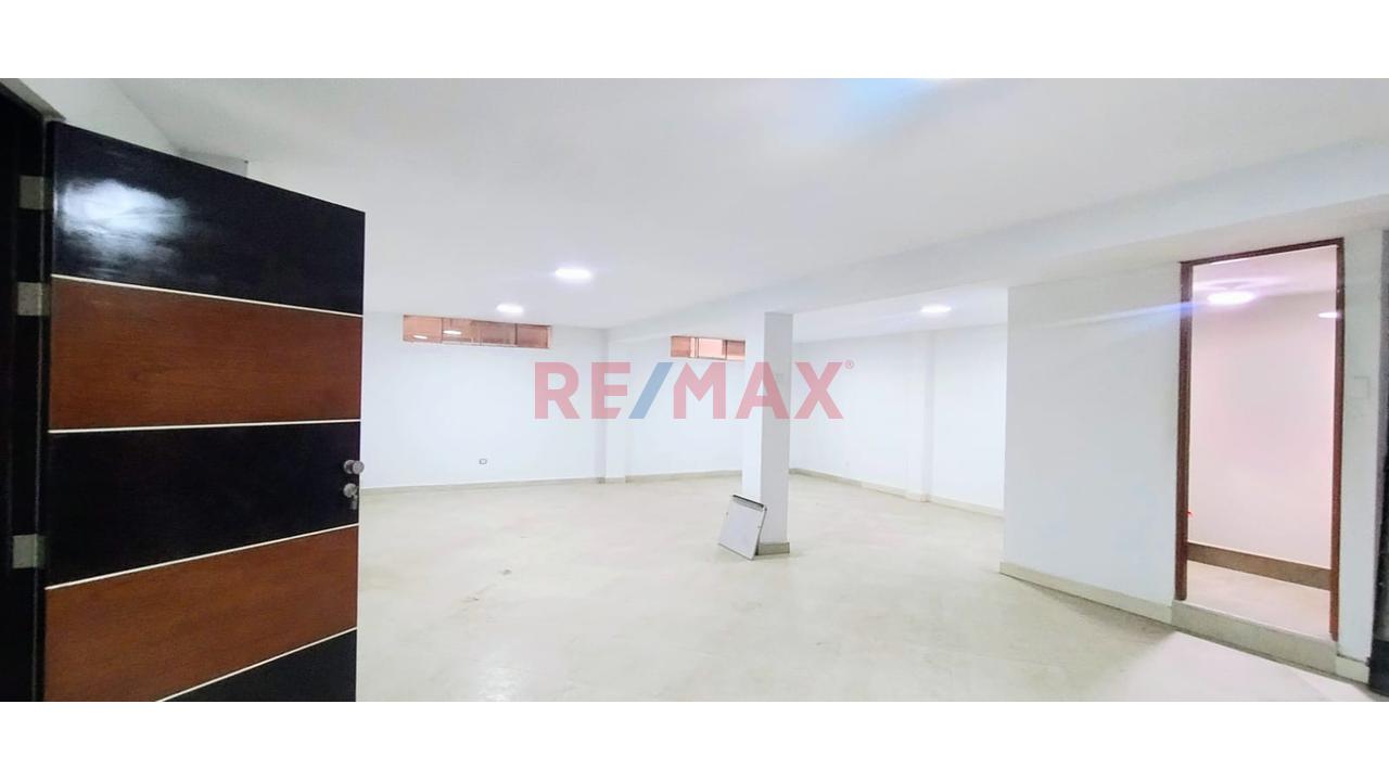 Se Vende Casa Moderna De 3 Pisos Con Azotea Y Cochera — foto 3