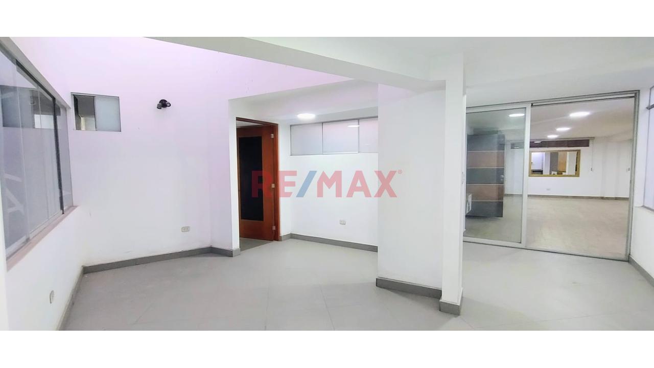 Se Vende Casa Moderna De 3 Pisos Con Azotea Y Cochera — foto 10