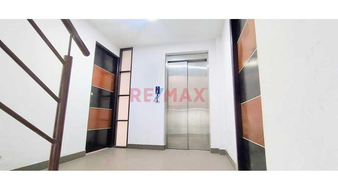 Se Vende Casa Moderna De 3 Pisos Con Azotea Y Cochera — foto 2