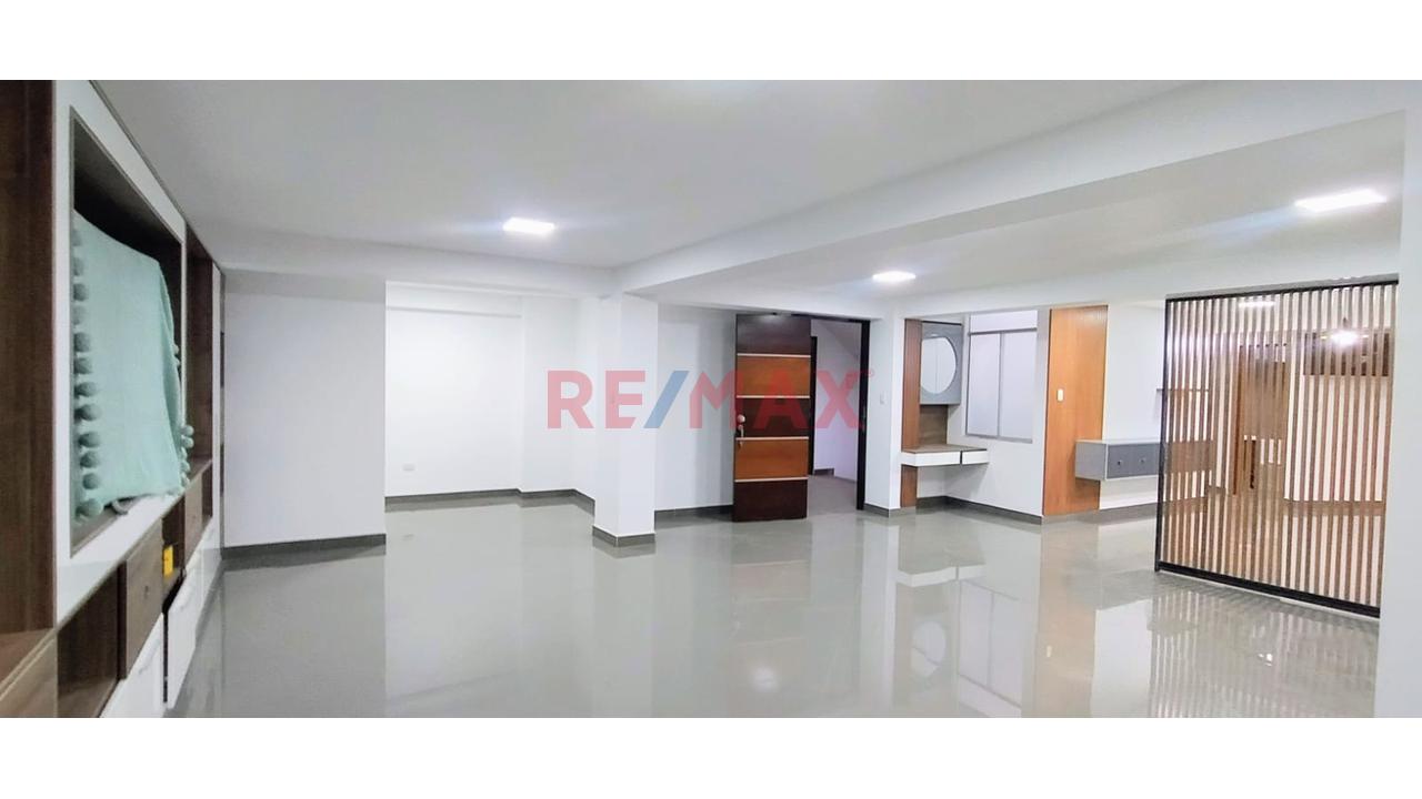 Se Vende Casa Moderna De 3 Pisos Con Azotea Y Cochera — foto 5