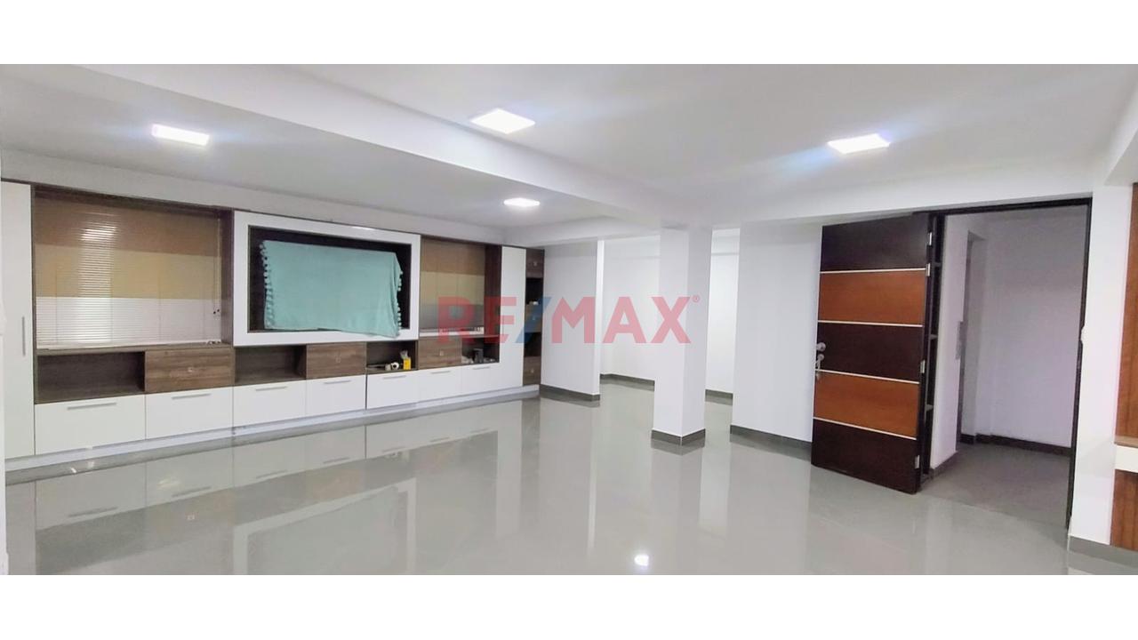 Se Vende Casa Moderna De 3 Pisos Con Azotea Y Cochera — foto 4