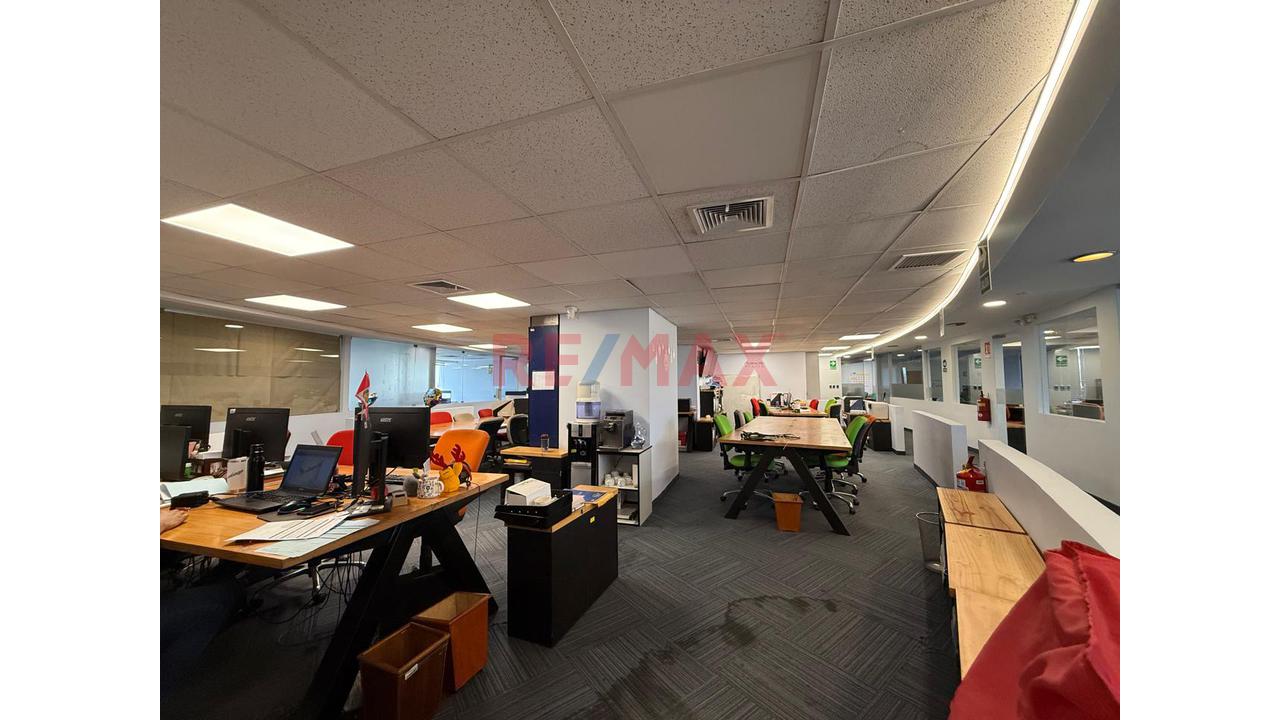Venta De  Amplias Oficinas En Carnaval Y Moreyra San Isidro Con Estacionamientos — foto 13