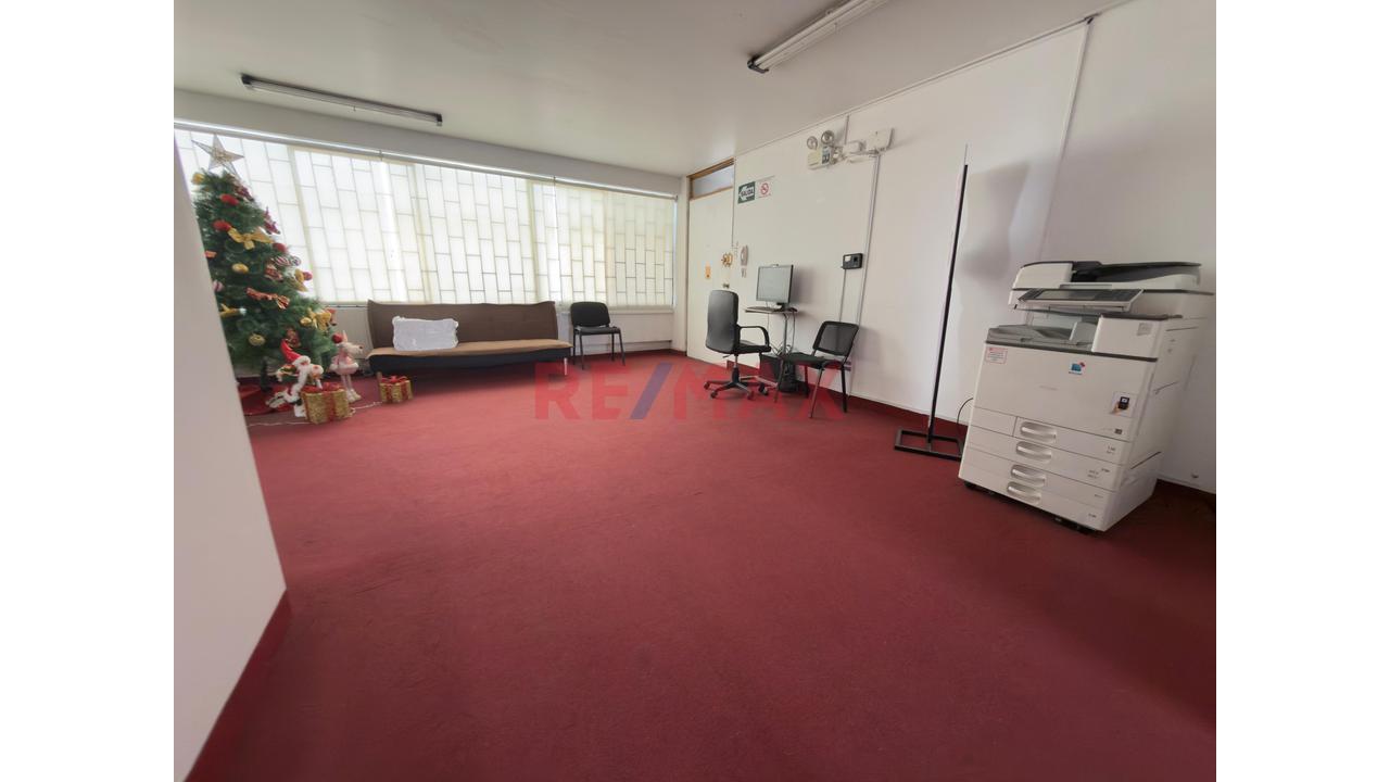 Venta De Oficina De 131M2 En San Isidro Con Cochera En 8Vo Piso — foto 2