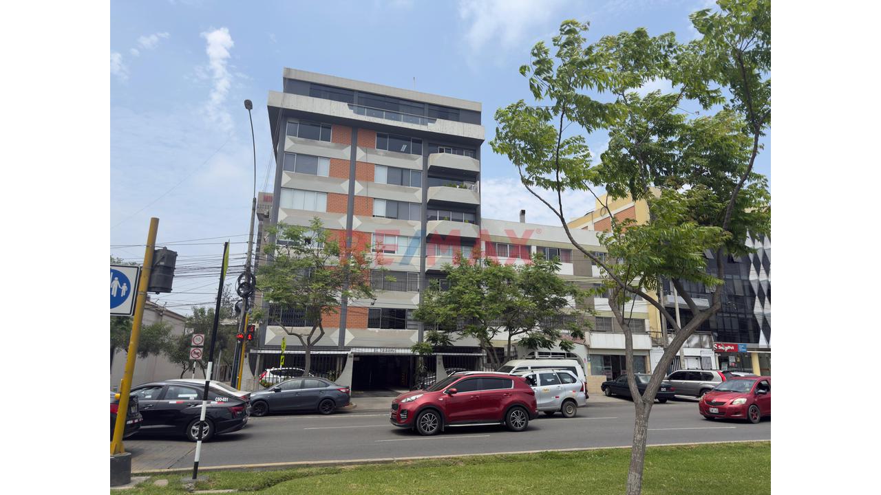 Venta De Oficina De 131M2 En San Isidro Con Cochera En 8Vo Piso
