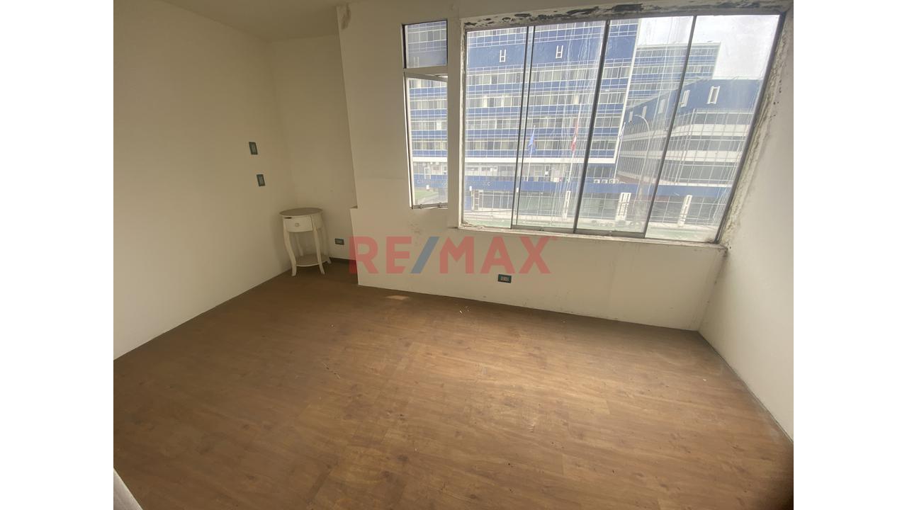 Azotea Con Departamento Por Remodelar  En San Isidro, Frente Al Hospital De La Fap — foto 2
