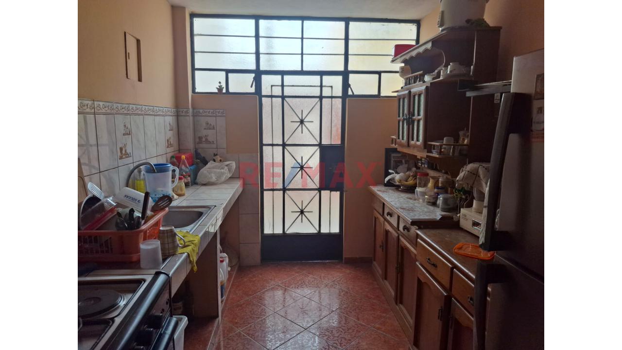 Venta De Casa De 3 Pisos Mas Aires En Urb. Juan Pablo Ii - Callao — foto 4