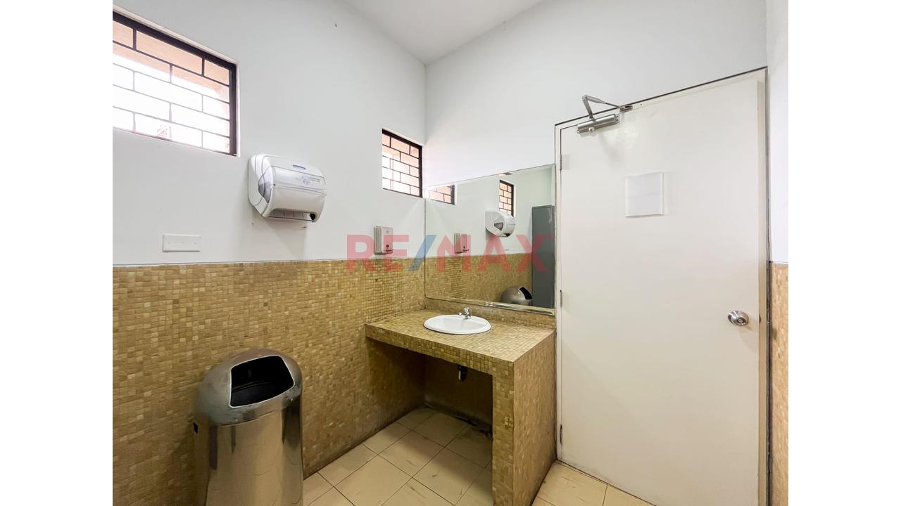 Alquilo Edificio Comercial En Esquina De Av Universitaria Y Av La Marina - San  Miguel — foto 5