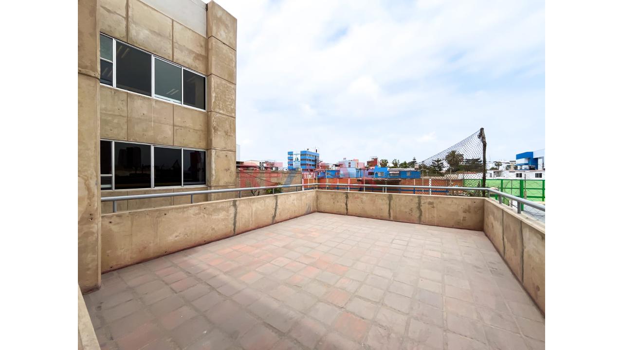 Alquilo Edificio Comercial En Esquina De Av Universitaria Y Av La Marina - San  Miguel — foto 4