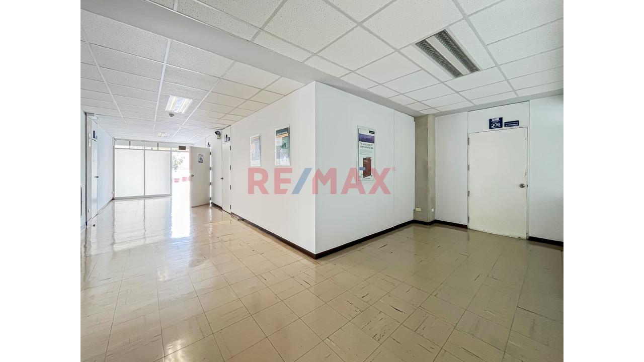 Alquilo Edificio Comercial En Esquina De Av Universitaria Y Av La Marina - San  Miguel — foto 12