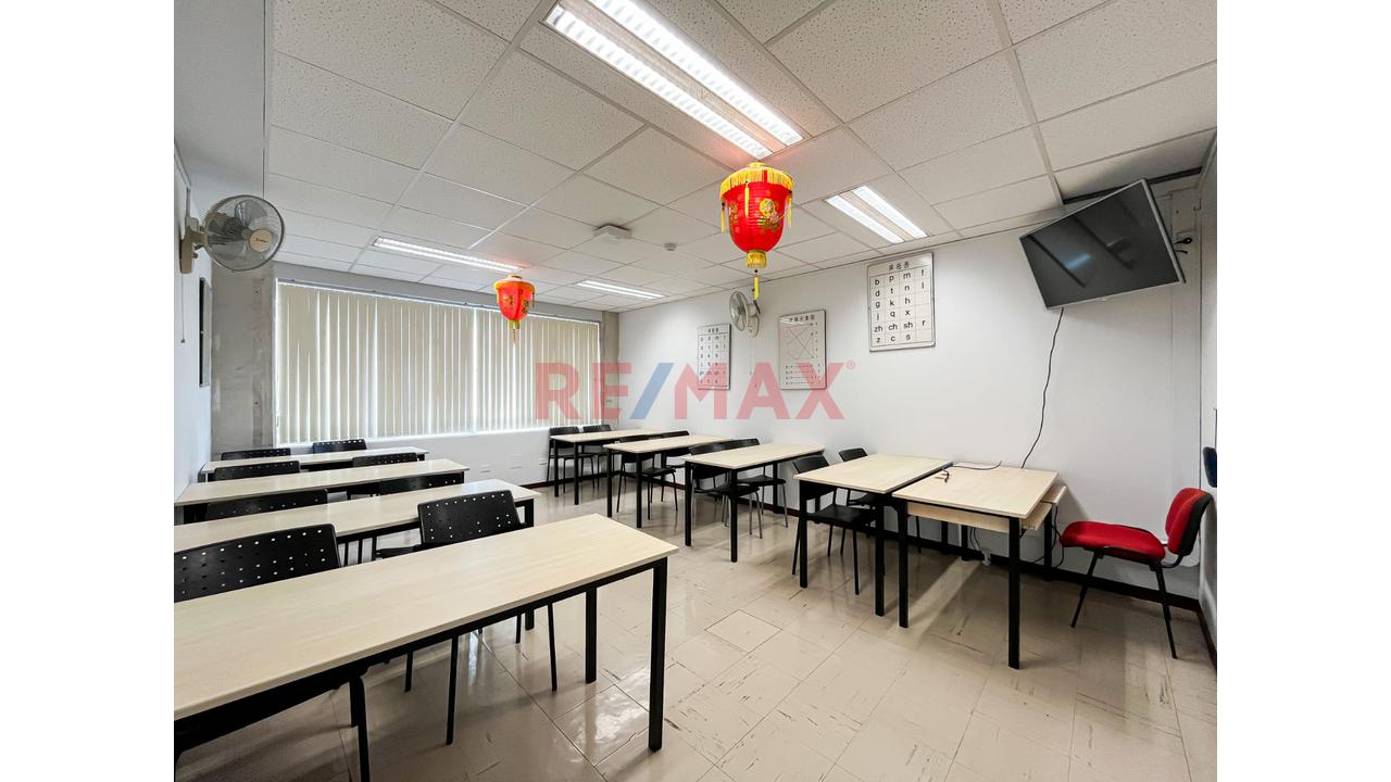 Alquilo Edificio Comercial En Esquina De Av Universitaria Y Av La Marina - San  Miguel — foto 2