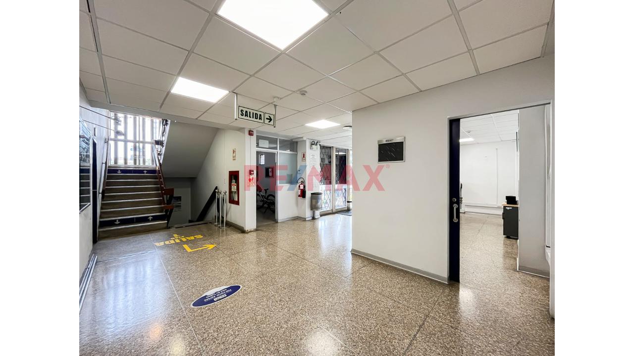 Alquilo Edificio Comercial En Esquina De Av Universitaria Y Av La Marina - San  Miguel - 16