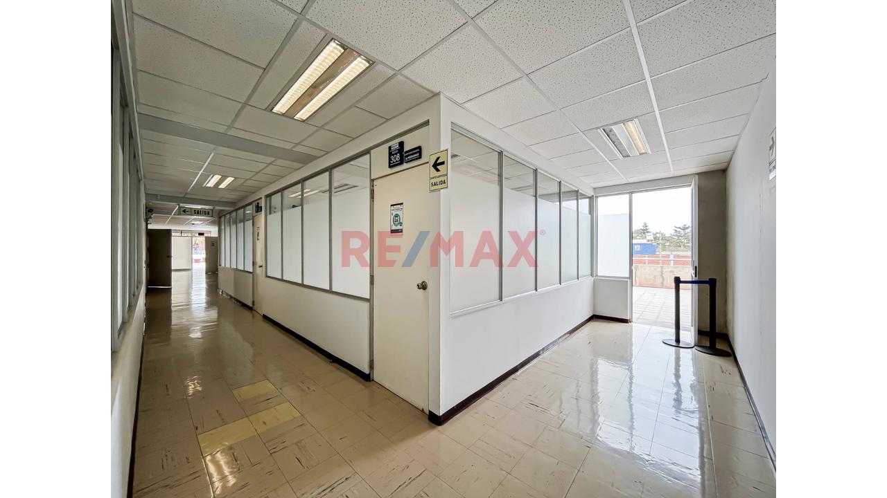 Alquilo Edificio Comercial En Esquina De Av Universitaria Y Av La Marina - San  Miguel — foto 11