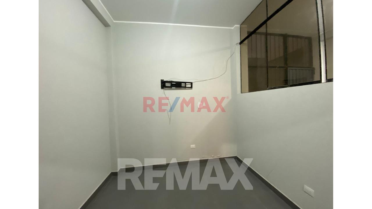 Se Vende Local En Av Ferrocarril , Frente Al Colegio San Isidro - 4