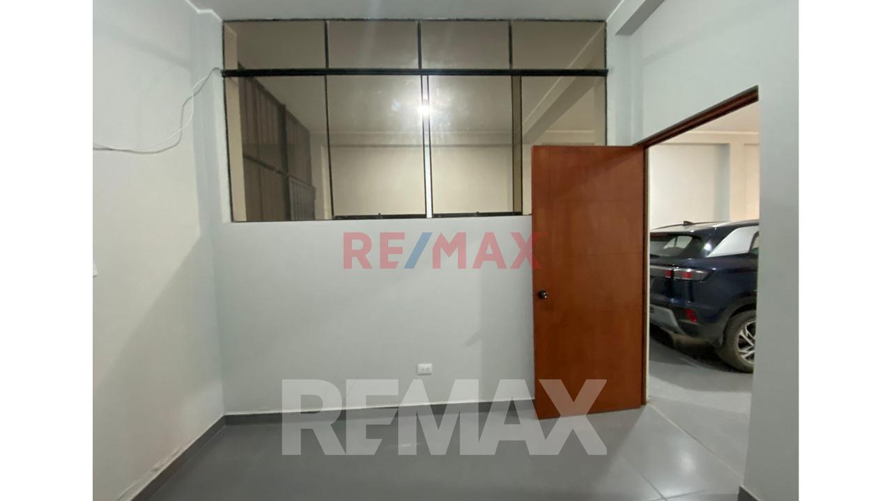 Se Vende Local En Av Ferrocarril , Frente Al Colegio San Isidro - 5