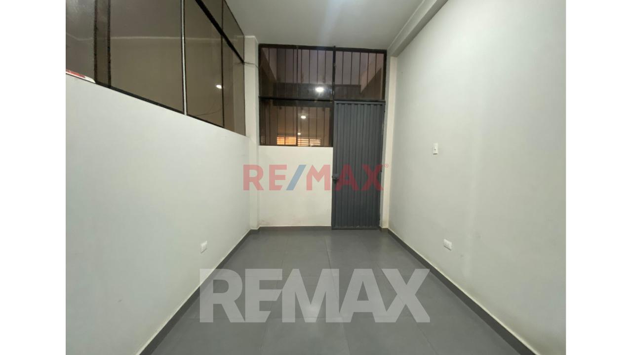 Se Vende Local En Av Ferrocarril , Frente Al Colegio San Isidro - 7