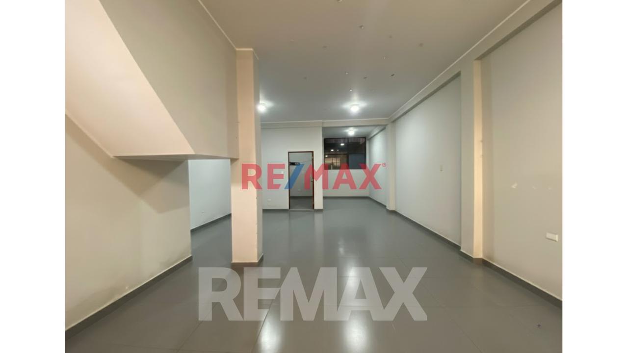 Se Vende Local En Av Ferrocarril , Frente Al Colegio San Isidro - 1