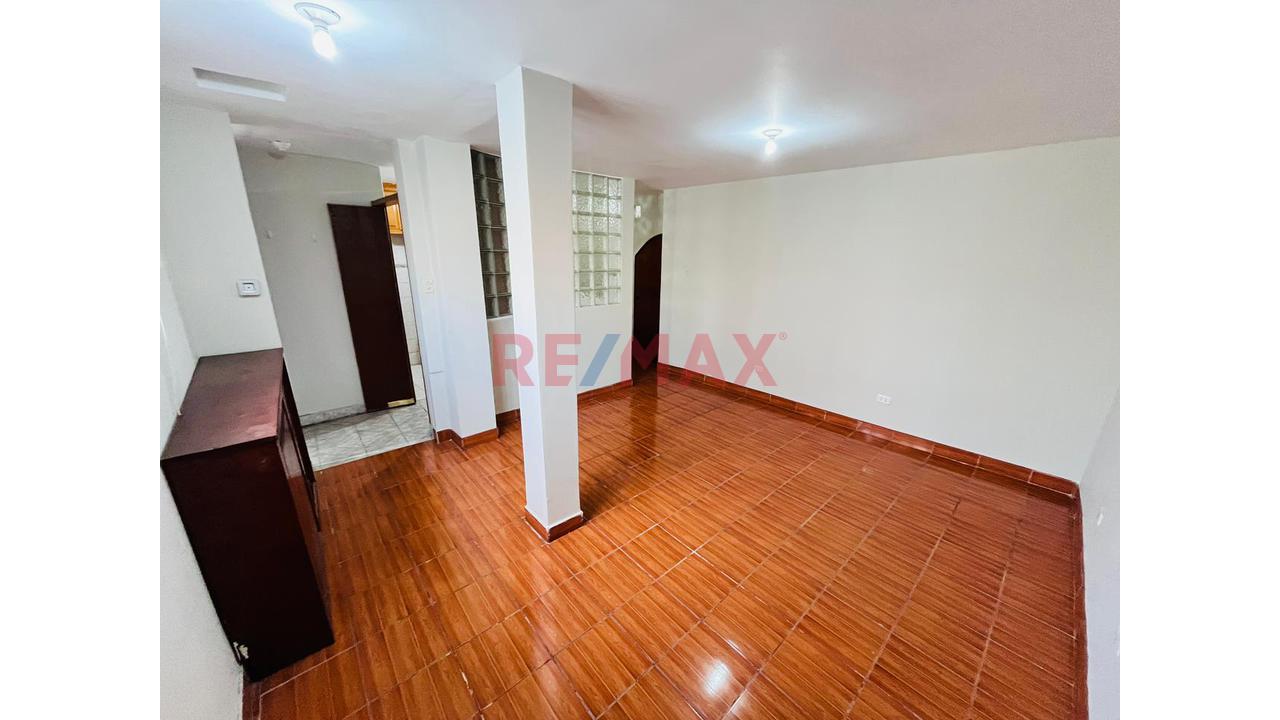 Se Vende Triplex En Ate – Ubicación Estratégica — foto 4