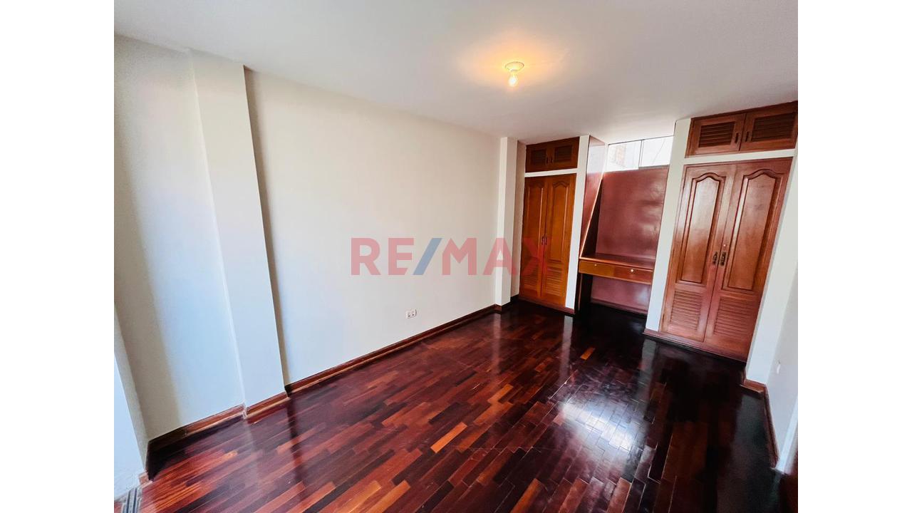 Se Vende Triplex En Ate – Ubicación Estratégica — foto 9