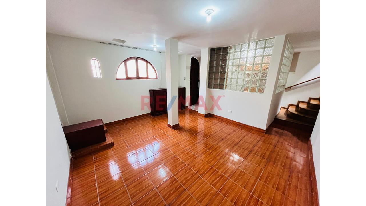 Se Vende Triplex En Ate – Ubicación Estratégica — foto 2