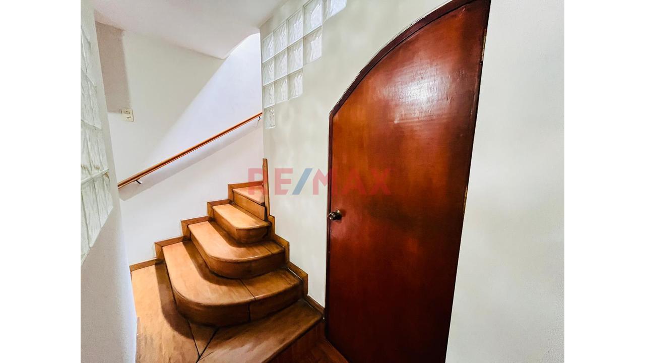 Se Vende Triplex En Ate – Ubicación Estratégica — foto 3