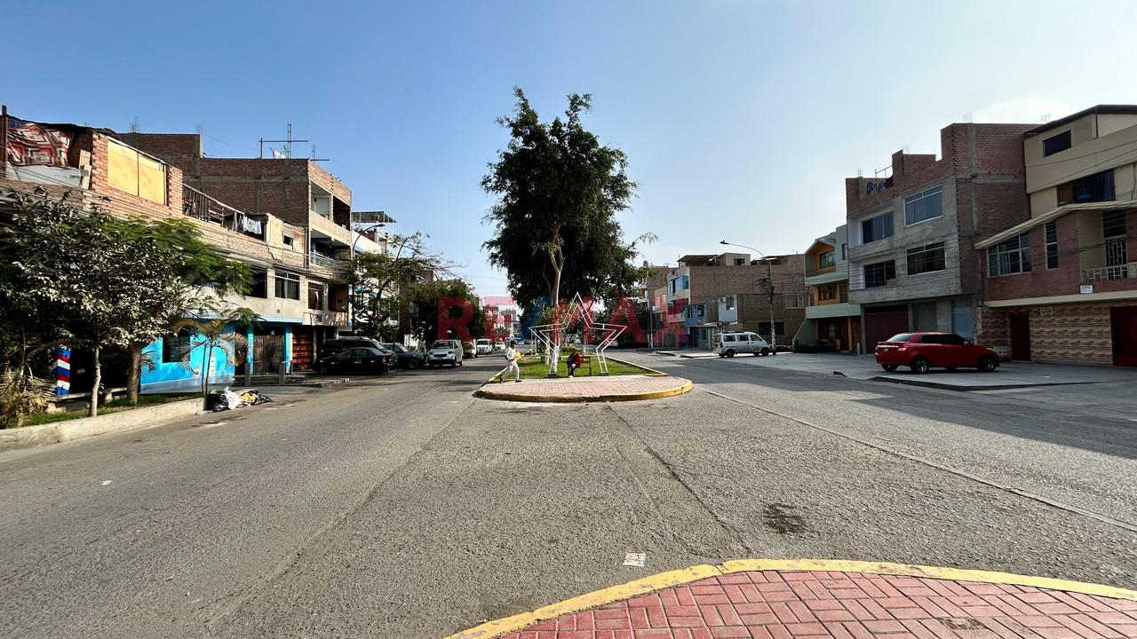 Se Vende Lindo Departamento En Avenida Andahuaylas, Esquina, A Pocos Pasos De La Panamericana Norte Y La Av. Las Palmeras. — foto 2