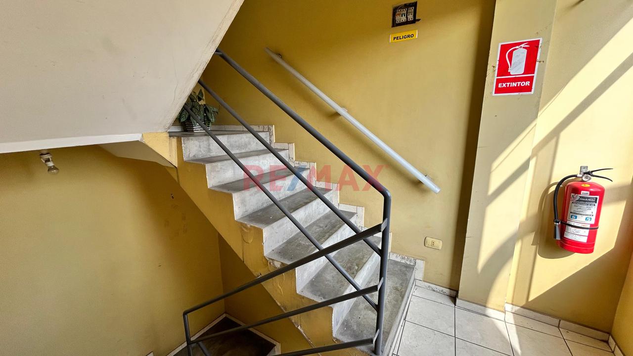 Se Vende Lindo Departamento En Avenida Andahuaylas, Esquina, A Pocos Pasos De La Panamericana Norte Y La Av. Las Palmeras. — foto 5
