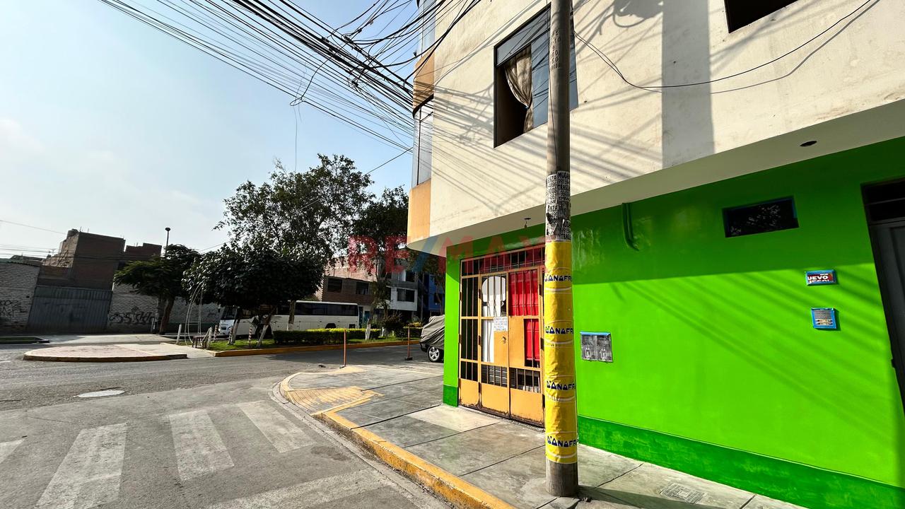 Se Vende Lindo Departamento En Avenida Andahuaylas, Esquina, A Pocos Pasos De La Panamericana Norte Y La Av. Las Palmeras. — foto 3