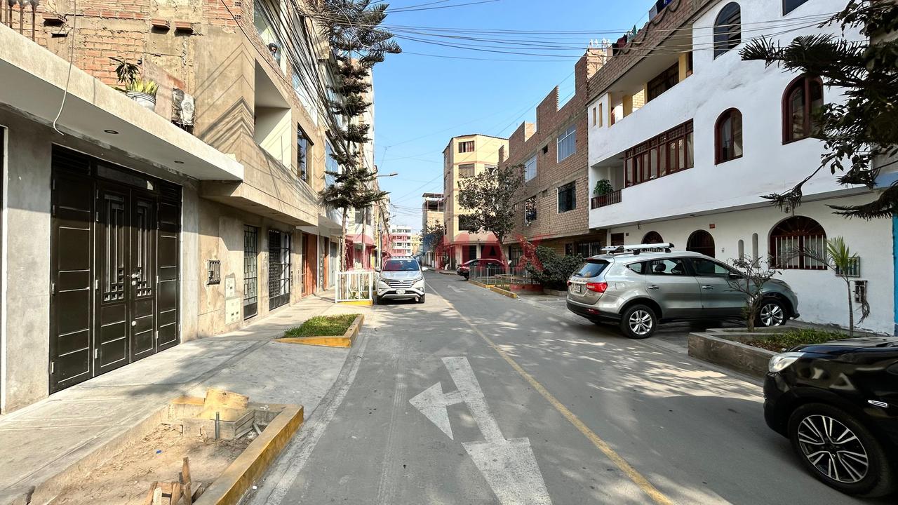 Se Vende Lindo Departamento En Avenida Andahuaylas, Esquina, A Pocos Pasos De La Panamericana Norte Y La Av. Las Palmeras. — foto 4