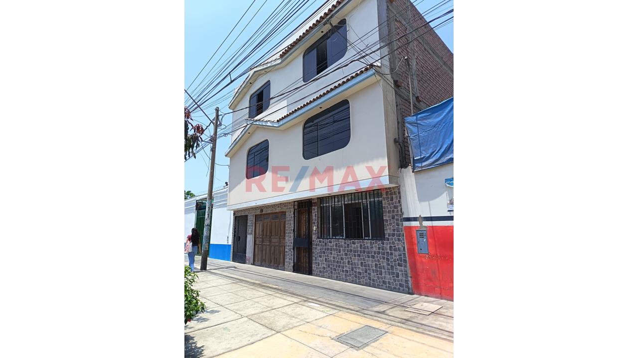 Se Vende Multifamiliar De 3 Pisos En Av. Los Faisanes-Chorrillos - 1
