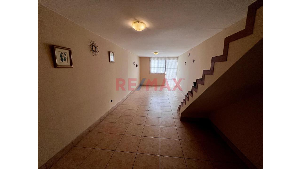 Venta De Casa - Oficina En Surco - 618 M² - Ubicación Estratégica - 9