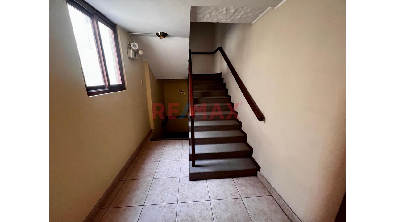 Venta De Casa - Oficina En Surco - 618 M² - Ubicación Estratégica - 20